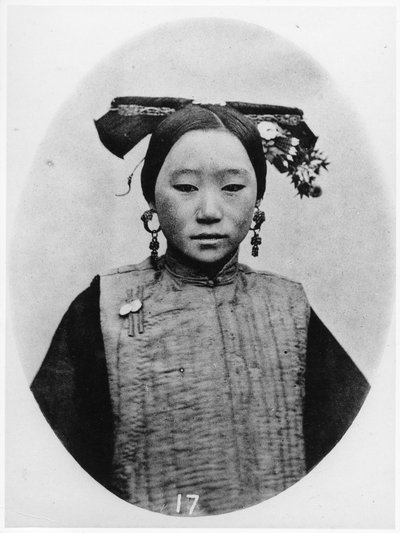 Vista frontal del peinado de una matrona manchú casada, c.1867-72 de John Thomson